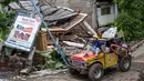 BNPB juga masih bersiaga di lokasi terdampak dan melakukan pendampingan kepada pemerintah daerah setempat serta menyalurkan dukungan bantuan logistik dan makanan. Tampak dalam foto, warga menyelamatkan barang-barang mereka setelah pergerakan tanah melanda permukiman mereka di desa Padasari, Tegal, Jawa Tengah, Senin 9 Februari 2026. (DEVI RAHMAN/AFP)