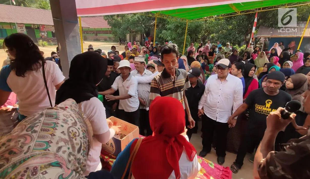 Warga antre membeli paket sembako murah dalam rangka Program BUMN Hadir Untuk Negeri di Kalimantan Barat, Sabtu (17/8/2019). PT Askrindo, Perindo dan PTPN XIII menggelar pasar murah dengan menjual 1.000 paket sembako senilai Rp 105.000 yang dijual dengan harga Rp 10.000 (Liputan6.com/HO/Iqbal)