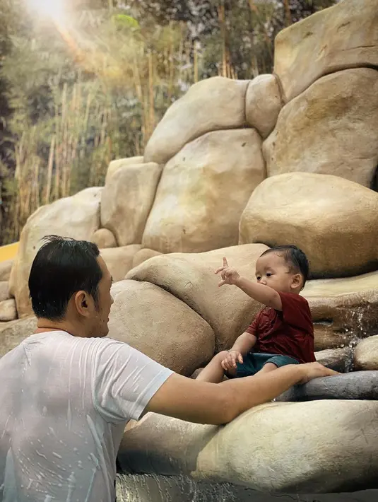 Hanung Bramantyo pun membuat unggahan yang menyatakan dirinya sudah negatif dari Covid-19. "Setelah 10 hari isolasi. Alhamdulillah bisa melampiaskan kangen sama si Mamoy @bhajkama dan @bhaikaba," tutur Hanung Bramantyo. (Instagram/hanungbramantyo)