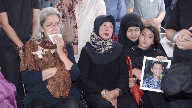Suasana Pemakaman Suami Iga Mawarni Photo Fimela Com