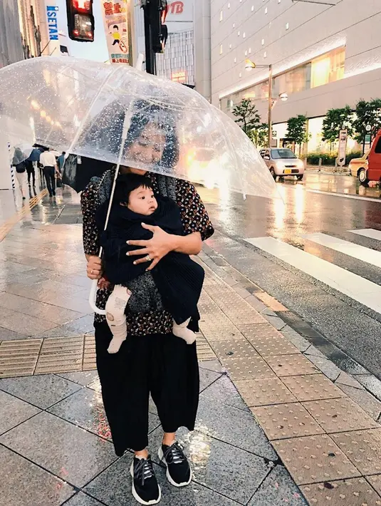 Mamah muda ini masih nyaman mengenakan kaus, celana berbahan kain, bahkan celana pendek. Sneakers pun menjadi pilihan nyamannya untuk melindungi kakinya dalam kesehariannya. Gaya simpel yang memesona ini selalu dibagikannya ke akun Instagram pribadinya. (Liputan6.com/IG/@gyaps)