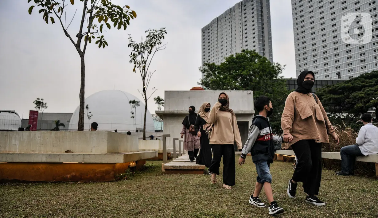 Pengunjung saat menikmati sore hari di Taman Ismail Marzuki (TIM), Jakarta, Senin (26/9/2022). Pasca resmi dibuka untuk publik, Taman Ismail Marzuki menjadi destinasi baru bagi warga Ibu Kota sebagai tempat berinteraksi dari berbagai kalangan guna menikmati ruang terbuka, pertunjukkan seni dan kebudayaan. (merdeka.com/Iqbal S Nugroho)