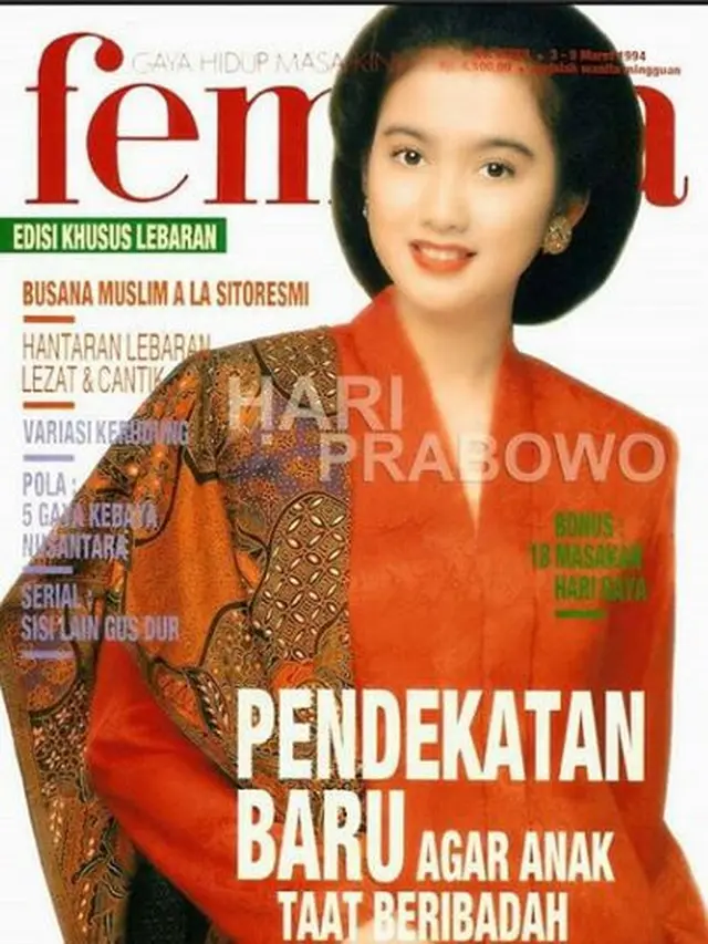 Desy Ratnasari saat jadi model cover majalah