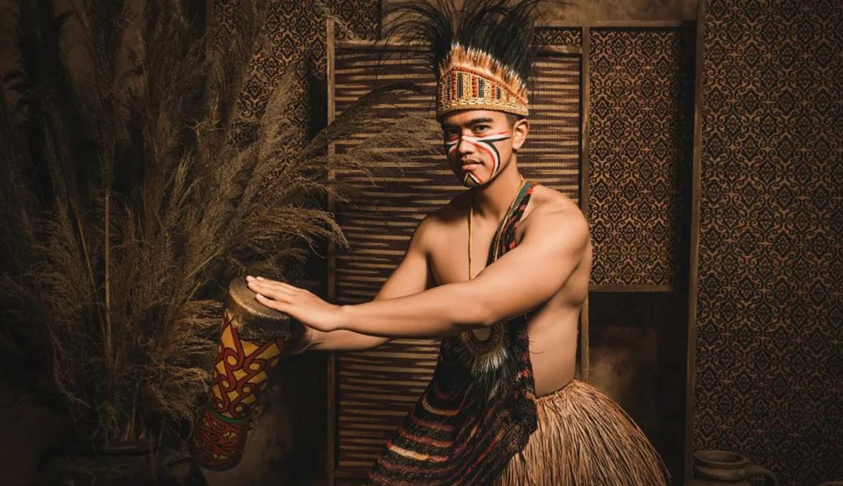 Bahkan, dalam salah satu fotonya, Kaesang Pangarep juga totalitas saat memainkan alat musik tradisional dari Papua ini. Penampilan Kaesang Pangarep saat jalani pemotretan prewedding bersama sang kekasih ini pun banjir pujian. (Liputan6.com/IG/@riomotret)