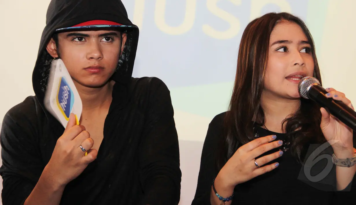 Ditemani Aliando Syarief, Prilly Latuconsina menjawab pertanyaan wartawan saat menghadiri launching sebuah aplikasi di kawasan Cilandak, Jakarta, Kamis (12/3/2015).(Liputan6.com/Helmi Afandi)