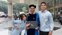 Frans Faisal Wisuda S2, Fuji & Keluarga Besar Ikut Hadir
