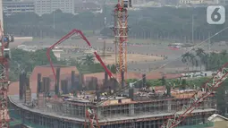 Aktivitas pekerja konstruksi menyelesaikan gedung bertingkat di Jakarta, Selasa (29/10/2019). Sertifikasi sebagai upaya pemerintah dalam memenuhi kebutuhan pekerja yang memiliki kompetensi guna menunjang pengerjaan proyek infrastrukstur saat ini dan masa mendatang. (merdeka.com/Iqbal S. Nugroho)