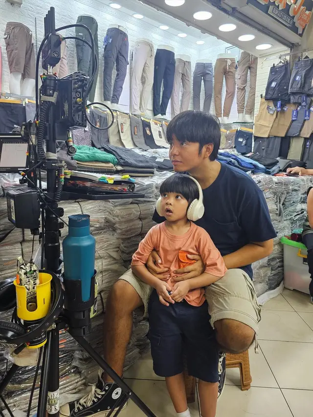 Potret Angga Yunanda bareng ‘anak’  di film Dua Hati Biru (Sumber: Instagram/@angga)
