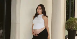 Sedang menikmati masa-masa kehamilan anak keduanya, Nikita Willy tak hanya memancarkan kebahagiaan tetapi juga terus memberikan inspirasi gaya busana yang stylish. [@nikitawillyofficial94]