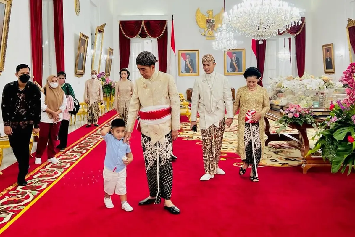 Jokowi Bujuk Anak Kahiyang Ayu yang Tak Mau Pakai Beskap