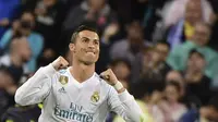 Real Madrid menyamakan skor lewat gol Cristiano Ronaldo ke gawang Tottenham Hotspur. Babak 1 duel ketiga Grup H Liga Champions 2017/2018 di Santiago Bernabeu, Rabu (18/10/2017) dinihari WIB itu ditutup dengan skor 1-1.