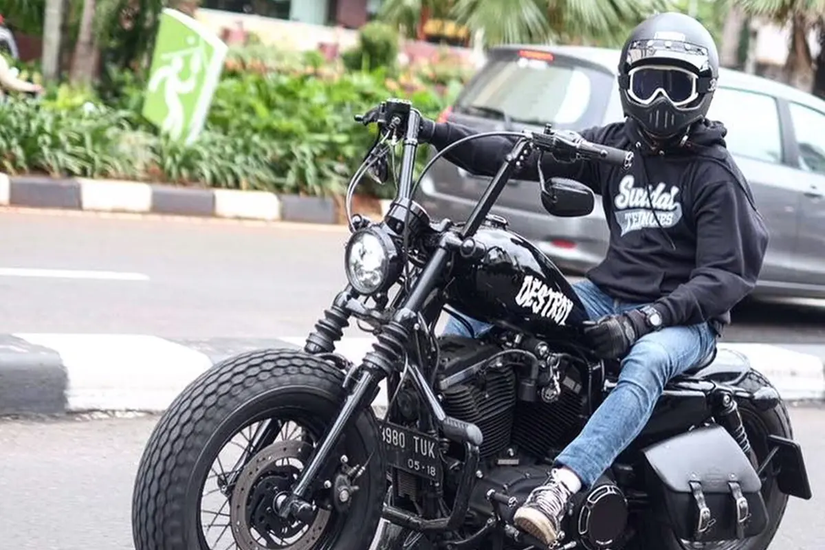 FOTO: Potret Desta Saat Naik Moge, Keren Abis