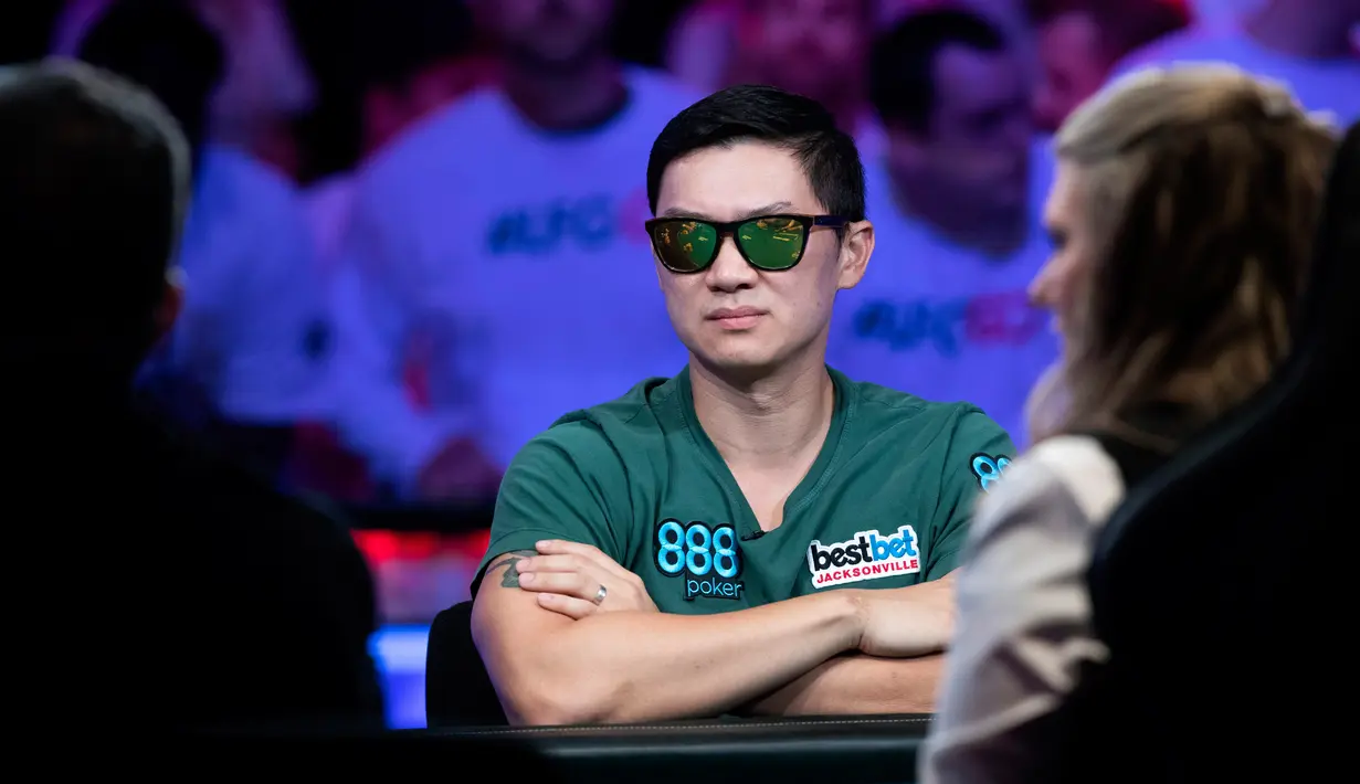 Zhen Cai dari Lake Worth Florida saat bermain di meja final World Series of Poker di Las Vegas (14/7/2019). Tabel final Poker Main Event 2019 World Series menyisakan sembilan pemain yang tersisa dalam pertarungan mendapatkan hadiah $ 10 juta. (Steve Marcus/Las Vegas Sun via AP)