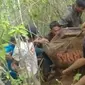 Tim SAR kembali menemukan korban meninggal dunia longsor yang terjadi di Jalan Poros Desa Bonglo, Kecamatan Bastem Utara, Kabupaten Luwu, Sulsel. (Liputan6.com/ Dok Basarnas Makassar)