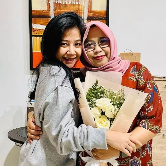Tulis Pesan Menyentuh, Ini 6 Potret Kenangan Ibu Rio Alief dan Clerence Chyntia