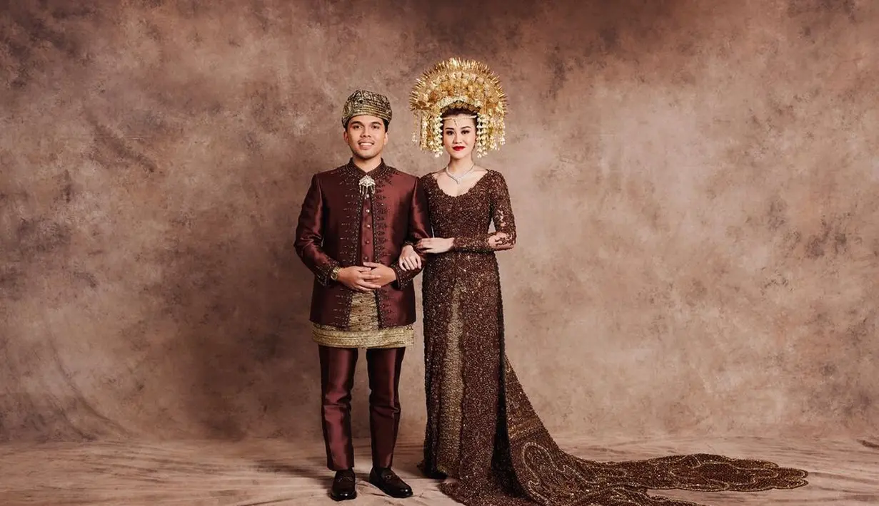 Sedangkan di momen resepsi, Aaliyah dan Thariq memilih adat Minang. Keduanya dibalut baju pengantin adat Minang berwarna merah. [Foto: Instagram/thariqhalilintar]