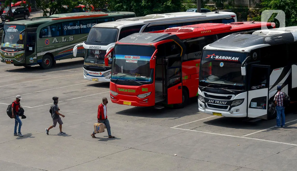 Sejumlah calon pemudik bersiap memasuki bus di Terminal Kampung Rambutan, Jakarta, Rabu (22/4/2020). Terminal Kampung Rambutan masih melayani penumpang menjelang pelarangan mudik Lebaran 2020 guna memutus mata rantai penyebaran COVID-19 pada Jumat 24 April mendatang. (merdeka.com/Imam Buhori)