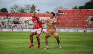 Penyerang sayap Bali United, Thijmen Goppel, saat dikawal ketat pemain Dewa United, Edo Febriansyah, pada laga tunda pekan kedelapan BRI Super League 2025/2026 di Stadion Kapten I Wayan Dipta, Senin (29/12/2025) sore WIB. Bali United harus puas bermain imbang 0-0 kontra Dewa United. (Bola.com/Alit Binawan)