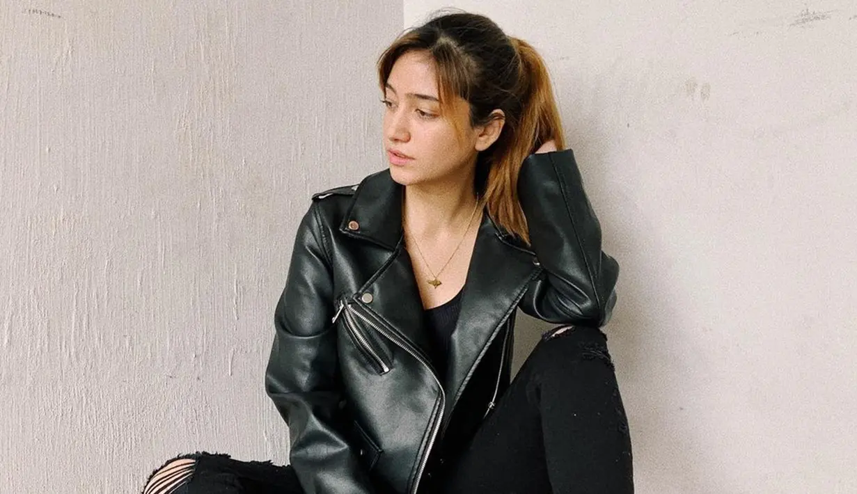 Tampil dalam busana serba hitam dengan jaket kulit, gaya Daniia Salsabilla ini pun curi perhatian netizen. Ia bahkan terlihat menggunakan makeup no makeup dan gaya rambut sederhana. (Liputan6.com/IG/@danniasalsabilla)