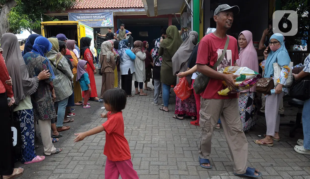 Sebanyak 500 paket Sembako murah yang dijual kepada warga secara umum. (merdeka.com/Imam Buhori)