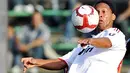 Penyerang AC Milan, Ronaldinho mengontrol bola saat Rossoneri bertandang ke Atalanta dalam lanjutan Serie A di Stadion Azzurri d'Italia, Bergamo, 4 Oktober 2009.AFP PHOTO/GIUSEPPE CACACE