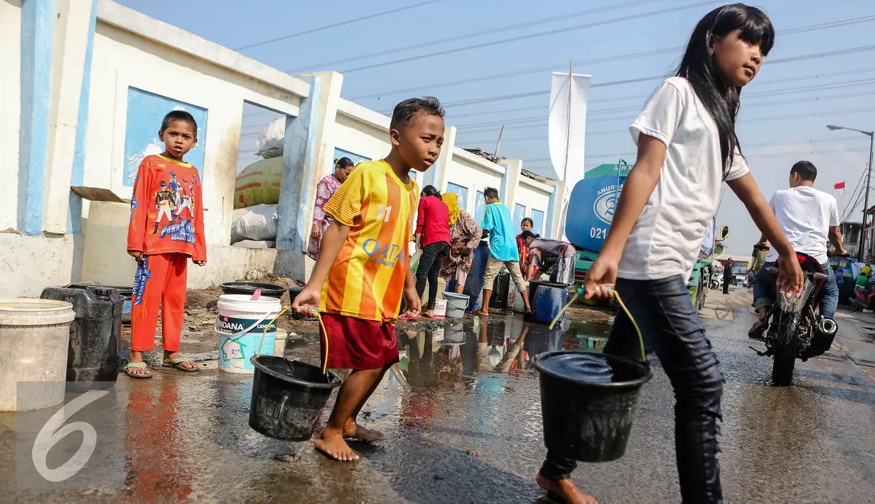 Sejumlah anak membawa ember yang berisi air bersih di kawasan Muara Angke, Jakarta, Selasa (4/8/2015). Memasuki musim kemarau, warga kesulitan mendapatkan air bersih karena beberapa sumber air mengalami kekeringan. (Liputan6.com/Faizal Fanani)