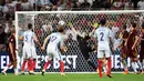 Tendangan bebas pemain Inggris, Eric Dier, menghujam ke gawang Rusia pada laga Grup B Piala Eropa 2016 di Stade Velodrome, Marseille, Minggu (12/6/2016) dini hari WIB. (AFP/Bertrand Langlois)