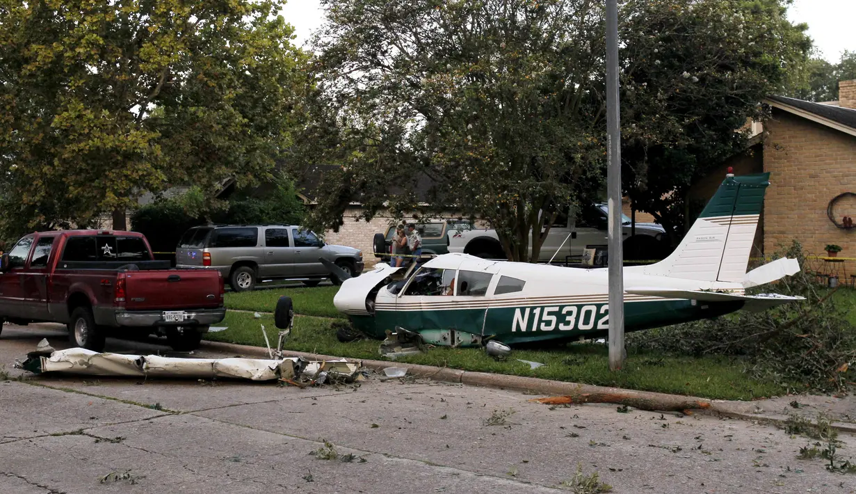 Lokasi kecelakaan pesawat di daerah Houston di Texas, Amerika Serikat (AS) (28/7/2020). Dua orang terluka ketika pesawat kecil itu jatuh pada Selasa (28/7) pagi di sebuah permukiman di Houston. (Xinhua/Steven Song)