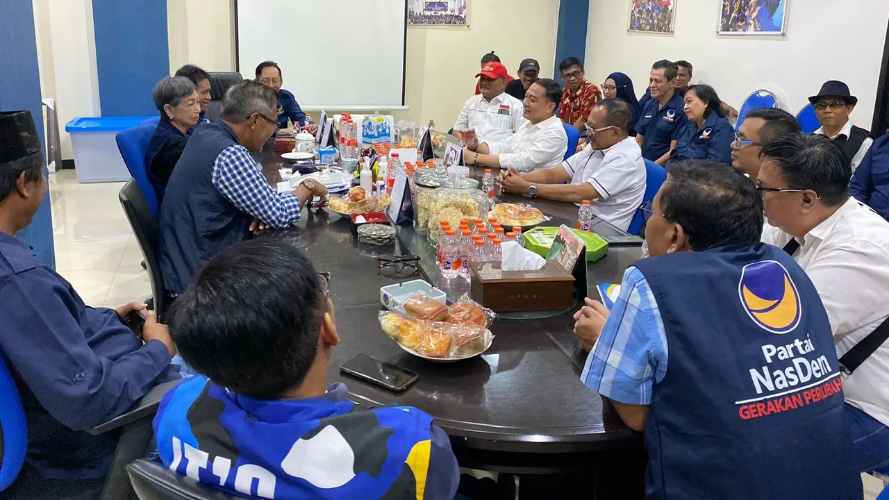 Eri Cahyadi dan Armuji mendaftar Pilkada Surabaya ke Nasdem. (Dian Kurniawan/Liputan6.com)