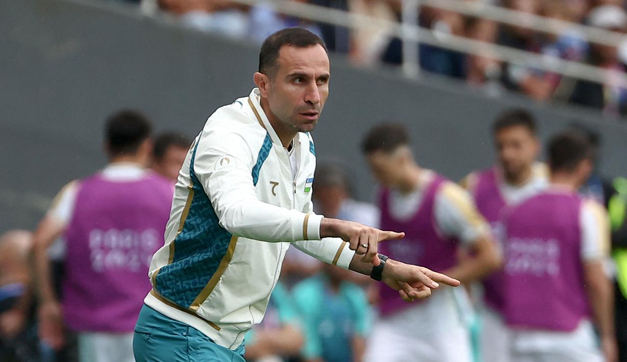 Sebelum namanya membuat sensasi baru sebagai pelatih berprestasi, Timur Kapadze mengukir riwayat karier yang terhitung mentereng ketika masih aktif bermain, baik itu di level klub maupun Timnas Uzbekistan. (AFP/ROMAIN PERROCHEAU)