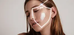 Format stick memudahkan touch up sunscreen tanpa perlu menghapus makeup terlebih dahulu. (Foto/Dok: Magnific)