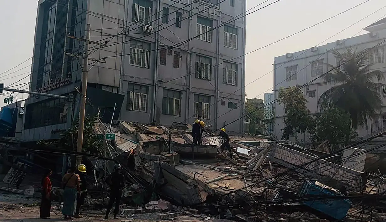 Di Myanmar, gempa bumi dahsyat yang mengguncang pada 28 Maret 2025, merusak sejumlah jalan-jalan di ibu kota Naypyidaw, gedung-gedung serta memaksa orang-orang mengungsi ke jalan-jalan. (Foto: AFP)