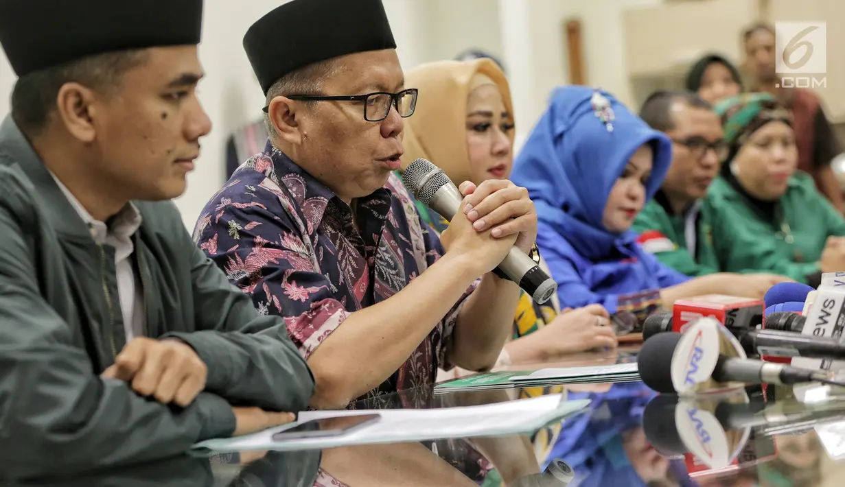 Sekjen PPP Asrul Sani menggelar konferensi pers terkait penetapan status tersangka Ketum PPP Romahurmuziy oleh KPK di Jakarta, Sabtu (16/3). PPP akan segera melakukan rapat pengurus harian untuk menentukan nasib Romahurmuziy. (Liputan6.com/Faizal Fanani)
