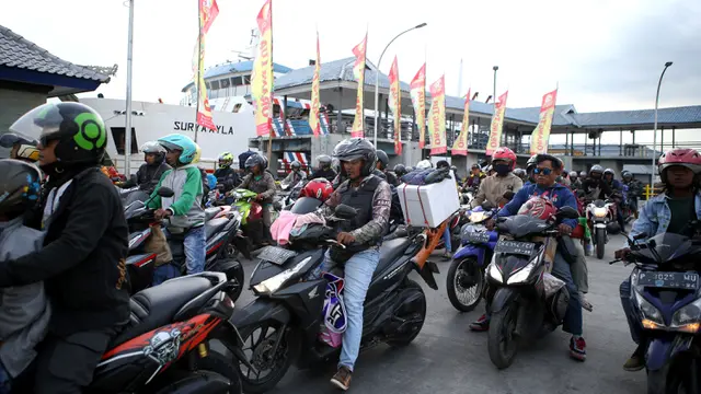 Pemudik Padati Pelabuhan Gilimanuk Bali