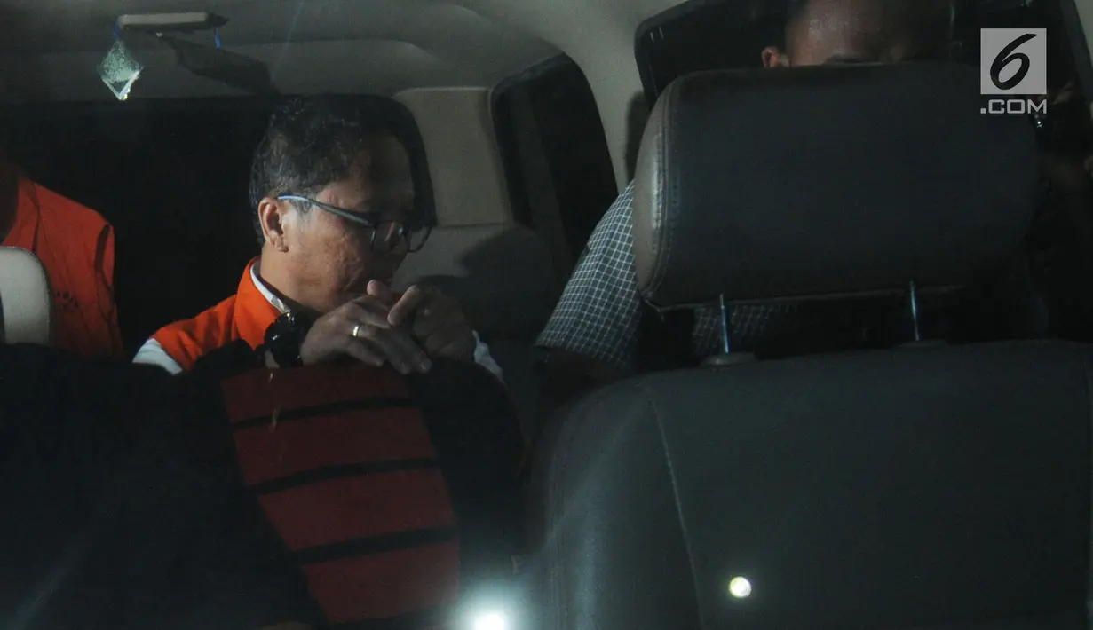 Kadis Kelautan dan Perikanan Kepri Edy Sofyan saat di mobil tahanan usai menjalani pemeriksaan di Gedung KPK, Jakarta, Jumat dini hari (12/7/2019). Edy Sofyan ditahan KPK bersama Gubernur Kepri Nurdin Basirun dan dua tersangka terkait izin lokasi rencana reklamasi di Kepri. (merdeka.com/Dwi Narwoko)