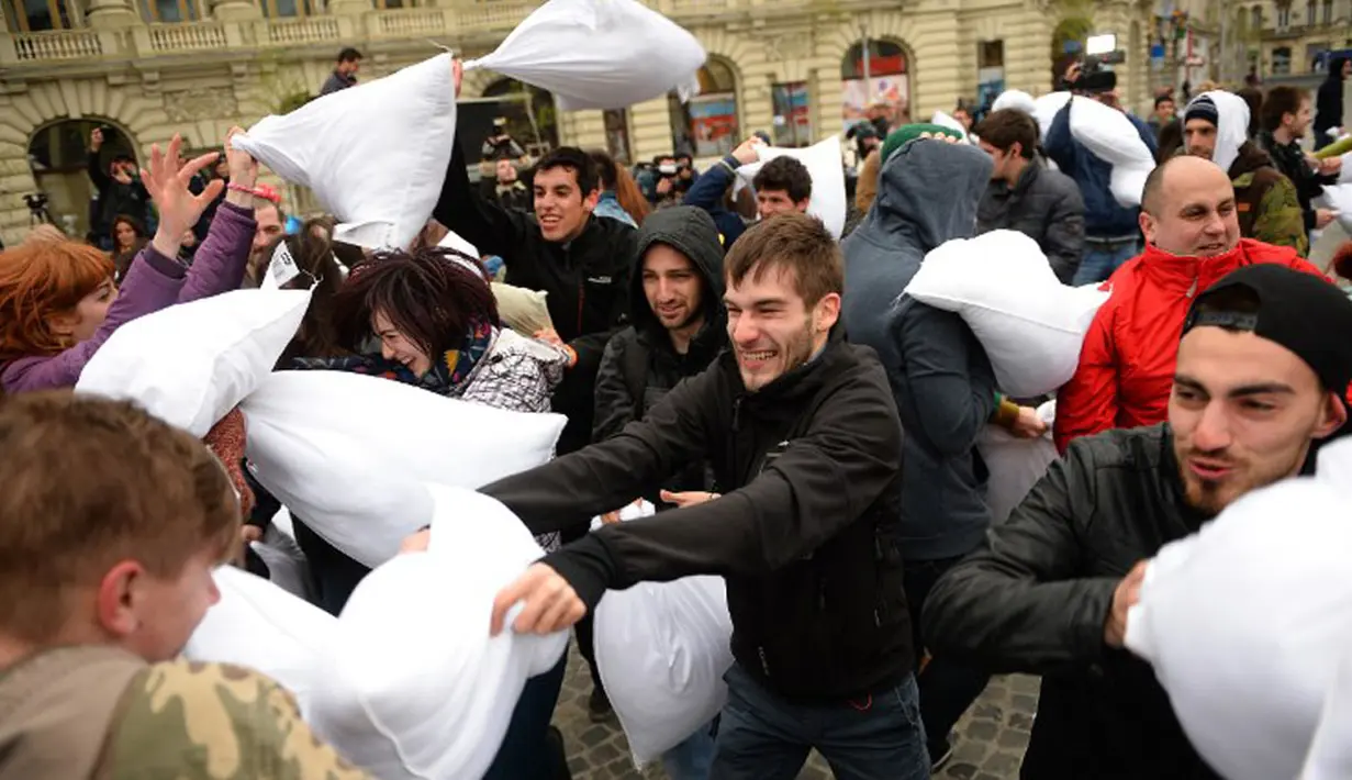Inilah pertarungan paling damai di dunia: perang bantal. Bermula dari candaan di atas tempat tidur, perang bantal dijadikan acara tahunan yang ceria di area terbuka (AFP PHOTO / BEN STANSALL).