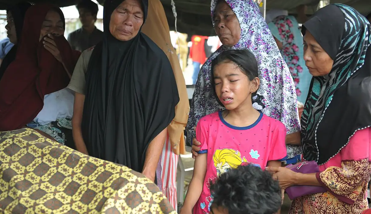 Keluarga korban menangis histeris menyusul gempa 6,4 SR di Kabupaten Pidie Jaya, Aceh, Rabu (7/12). Menurut pejabat setempat, setidaknya 52 orang tewas dan ratusan terluka setelah gempa kuat melanda provinsi Aceh tersebut. (AFP PHOTO/Chaideer Mahyuddin)