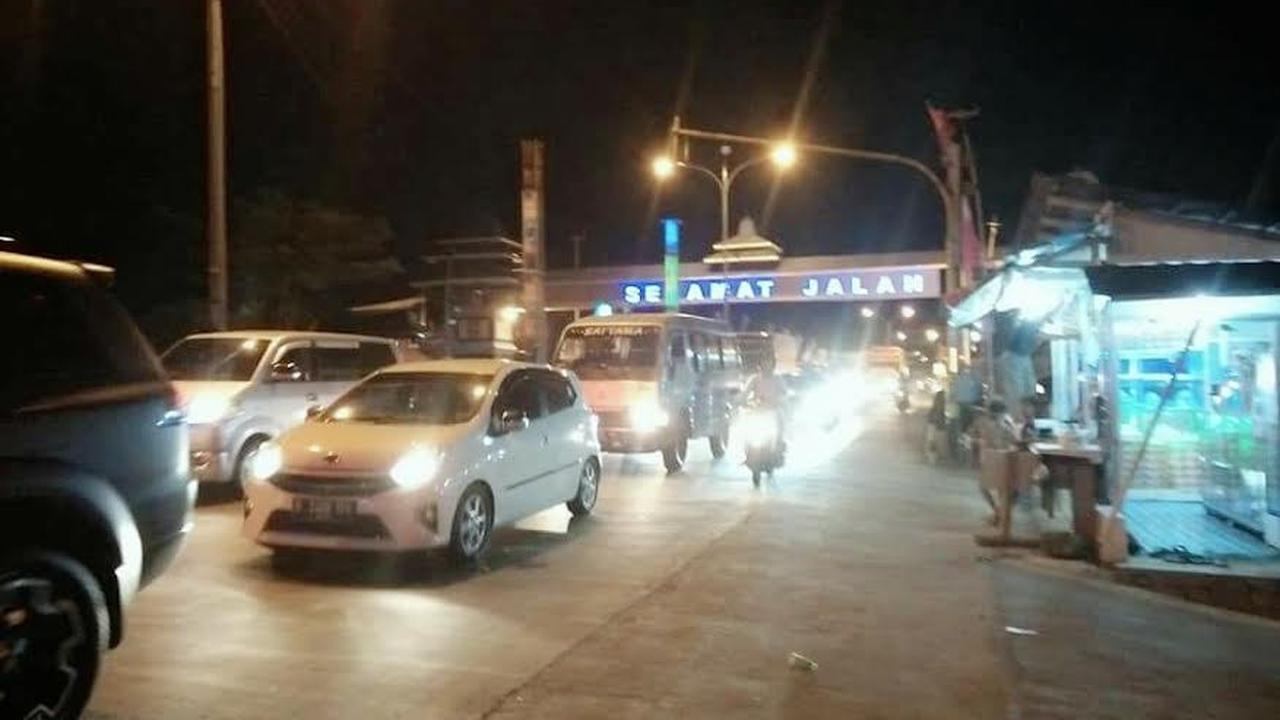 Kendaraan pemudik padati Tol Brebes, Jawa Tengah.