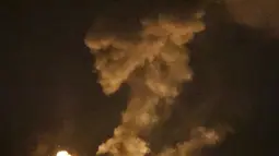 Asap dan bola api membubung menyusul serangan udara di Khan Yunis, Jalur Gaza, Minggu (2/1/2022). Israel melancarkan serangan udara terhadap Gaza. (SAID KHATIB/AFP)