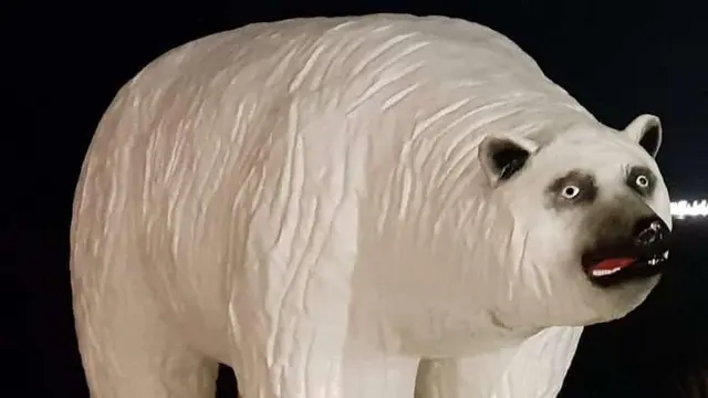 7 Potret Nyeleneh Patung Beruang Ini Kocak, Mukanya Ada yang Lucu Banget