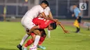 Pemain belakang timnas Indonesia U-20, Muhammad Alfharezzi Buffon (kanan) berebut bola dengan Abdulaziz Awadh Masnom (Yaman) pada pertandingan kualifikasi Piala Asia U-20 grup F di Stadion Madya, Kompleks Gelora Bung Karno, Jakarta, Minggu (29/9/2024). (Liputan6.com/Angga Yuniar)