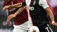 Penyerang Juventus, Cristiano Ronaldo bersiap untuk menembak dan mencetak gol ke gawang AC Milan dalam laga giornata 31 Serie A 2019-2020 di San Siro, Rabu (8/7/2020) dini hari WIB. AC Milan sukses kalahkan Juventus 4-2.  (Miguel MEDINA / AFP)