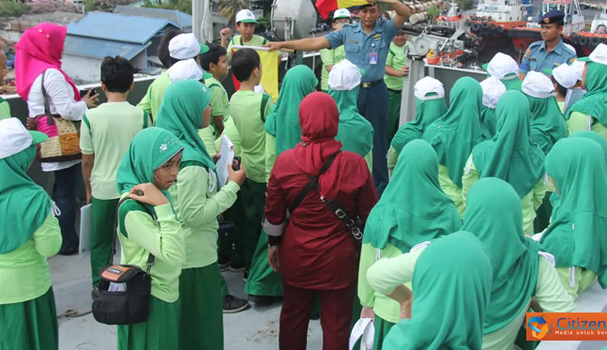 Citizen6, Tanjung Priok: KRI Tanjung Nusanive-973 mendapat kunjungan dari Sekolah Dasar Islam Al Azhar 23 Jati Kramat Bekasi bertempat di Dermaga Kolinlamil Tanjung Priok, Jakarta Utara, Jumat, (9/11/2012). (Pengirim: Dispenkolinlamil)