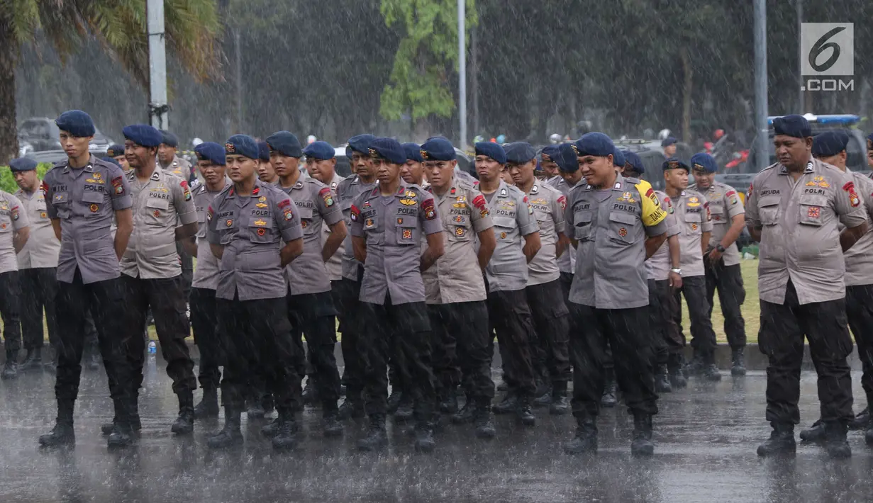 Pasukan dari Korps Brimob Polri mengikuti apel kesiapan pengamanan malam pergantian tahun di kawasan Silang Monas, Jakarta, Senin (31/12). Apel dipimpin Kapolda Metro Jaya, Irjen Pol Idham Azis bersama unsur terkait. (Liputan6.com/Helmi Fithriansyah)