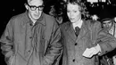 Woody Allen dan Mia Farrow berkencan dari tahun 1980 hingga 1992. Tak tinggal bersama, mereka mengadopsi dua anak. (Business Insider)