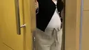 Saat kejutan, Niki mengenakan cardigan hitam dipadukan inner tanktop putih serta celana coklat beige yang memerlihatkan baby bumpnya. Ia juga mengenakan flat shoes hitam putih Chanel. [@sndivia]