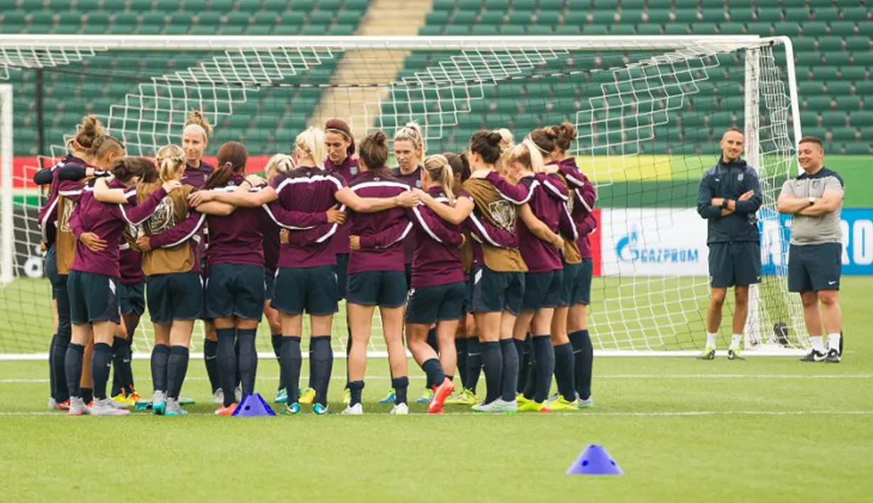 Kesebelasan Piala Dunia Wanita Inggris terlihat berkumpul saat sesi latihan di Stadium Commonwealth, Edmonton, Kanada, Selasa (30/6/2015). Inggris akan menghadapi Jepang di semifinal Piala Dunia Wanita 2015. (AFP Photo/Geoff Robins)