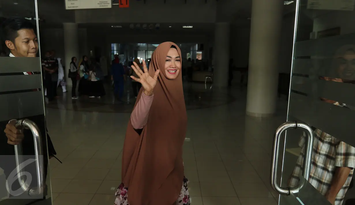 Sri Wulansih melambaikan tangan ke wartawan seusai perayaan ulang tahunnya ke 54 di RSCM, Jakarta, Senin (15/5). Keluarga besar Julia Perez melakukan syukuran, pengajian dan salat berjamaah di ruang rawat inap Jupe. (Liputan6.com/Herman Zakharia)