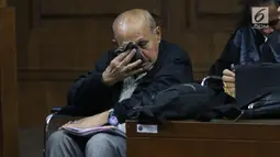 Mantan Kepala Staf Komando Strategis Angkatan Darat (Kostrad) Kivlan Zen menangis saat menjalani sidang perdana di Pengadilan Negeri Jakarta Pusat, Selasa (10/9/2019). Dengan memakai kursi roda, Kivlan Zen menjalani sidang perdana kasus kepemilikan senjata api ilegal. (Liputan6.com/Angga Yuniar)