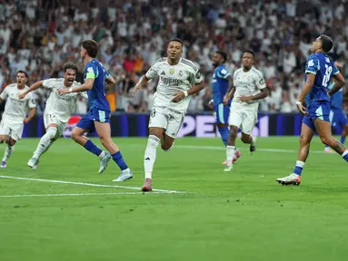 Penyerang Real Madrid asal Prancis, Kylian Mbappe merayakan gol kedua timnya dari titik penalti dalam laga matchday 1 League Phase Liga Champions 2025/2026 di stadion Santiago Bernabeu, Spanyol, 16 September 2025 waktu setempat atau Rabu (17/9/2025) dini hari WIB. (Thomas COEX/AFP)